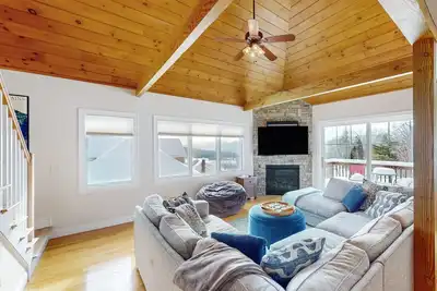 Image de New Slopeside Home at Black Mountain w/ Mountain Views, Ac, Deck, Grill & WiFi