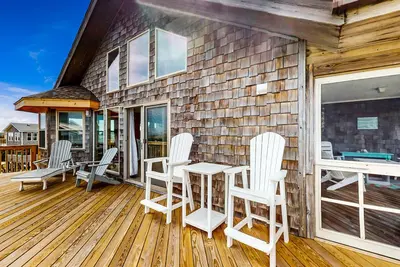Image de Updated home with ocean & sound views, screened porch, balcony, pool access