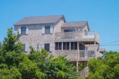 Image de Classic, Dog-Friendly Home w/ Ac, Shared Pool, High-Speed WiFi - Steps to Beach