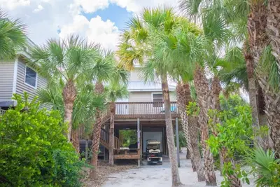 “Coral Cottage”<br>A Cottage Secluded in Palms with a Jacuzzi 2 minute walk 2 Beach