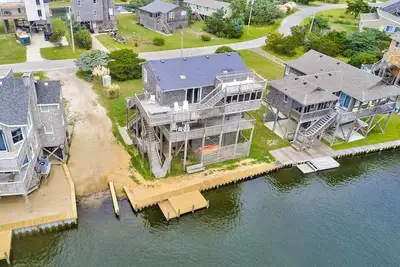 Image de Well-Equipped Waterfront Home w/Free WiFi, Private Hot Tub, W/D, Shared Pool