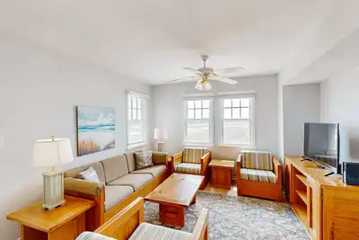 Image de Terrific townhouse w/ pool access, private W/D, central Ac, and ocean view
