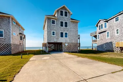 Image de Great sound view waterfront home with private hot tub, Ac, W/D & pool access
