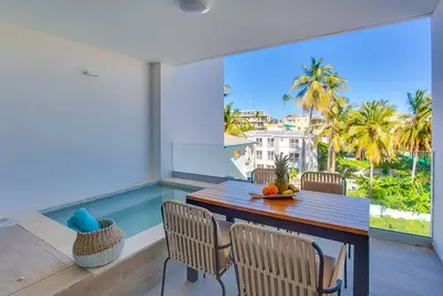 Image de Incredibly Beautiful condo just steps to the beach