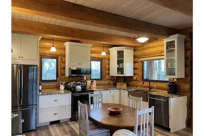 Image de Award winning oceanside luxury log cabin