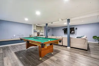 Image de 6807 Jones Valley · ֍The Strata֎ 4000 Sq Feet, 6 Br, Pool Table