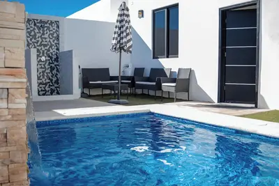 Image de Beautiful Upscale Modern home with Private Pool 4d