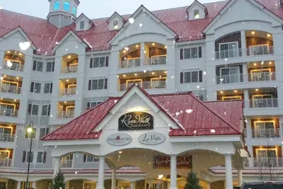 Riverwalk Resort at Loon Mountain with balcony & mountain view