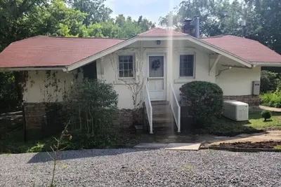 Image de Secluded carriage house on an estate close to downtown