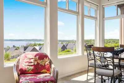 Image de Luxury Walk-In Condo • 2 King Suites • Sunroom + Patio • Near Branson Fun!