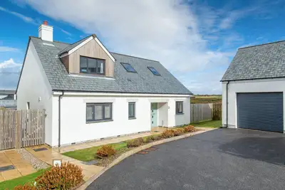 Image de Endymion is a spacious contemporary, detached house.