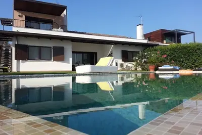 Image de Belle villa avec piscine privée par Beahost