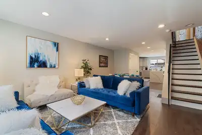 Image de Huge Modern Luxe Home | Minutes to Center City!