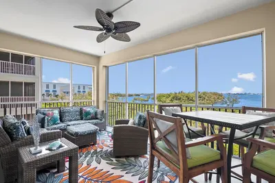Image de The Sunset Retreat Is A Luxury 3/3 Condo Overlooking Anna Maria Sound.