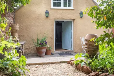 Image de Romantic Farmhouse Apartment nr Bath and Bristol with hot tub