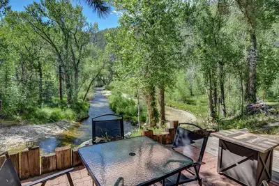 Image de Sweet Log Cabin on the banks of Chalk Creek