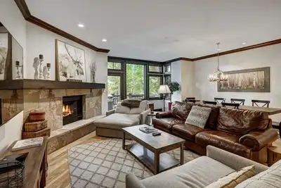 Image de Comfort at Arrowhead Base - Luxury Linens and Cleanliness by RedAwning