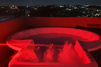 Image de Cobertura Duplex com Hidromassagem ao Ar Livre Para 8 Pessoas