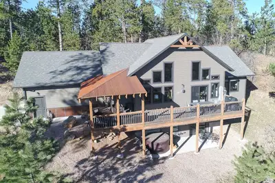 Image de One-Of-A-Kind Beautiful Cabin on 17 Acres w/ Custom Bar, Hot Tub 3200 Sq. Ft.