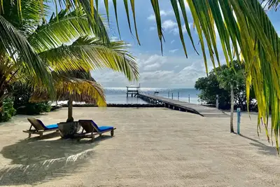 Image de Gold Standard: Private Home, Infinity Pool on the Beach & Reef View