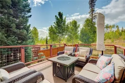 Image de Family-friendly retreat with private hot tub, backing to National Forest