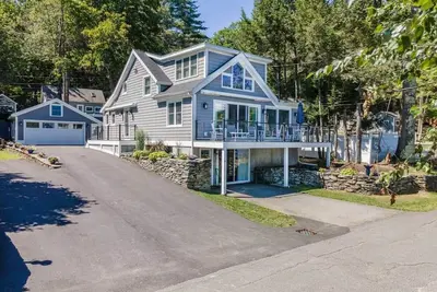 Image de Beautiful Home 30 Feet from the sand at Spofford Lake!