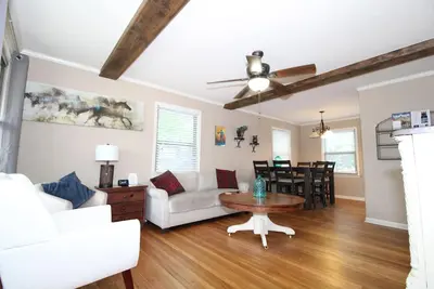 Image de Right across street from Expo Center, Fenced Yard