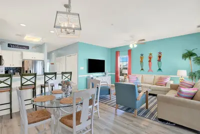 Image de Sandy Feet Retreat 2bd/2ba Condo 500ft from Beach