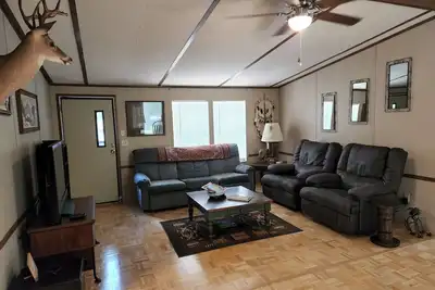 Image de 1-1/2 acre Park like wooded setting. Clean 3/2 with plenty of parking.