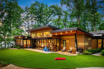 Image de 5🌟 Modern Lakefront Luxury Oasis 🇺🇸 270° Lake Views w/Dock & Hot Tub!