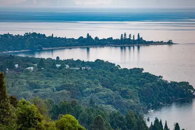 Image de Sheltered and sunny, enjoy comfort and space only 100 metres from Kuratau beach!