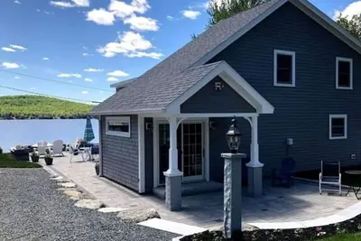 Image de Beautiful Beachfront Lake House- Sleeps up to 12- Weekly Discounts Available!