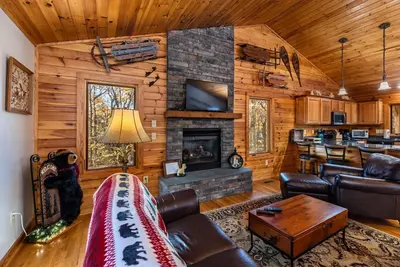 Image de Hot Tub DogsOK Grill Fireplace Pac Man Pool Tennis