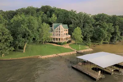 Image de A Large Unique Panoramic Retreat at the Quiet 55-mile mark of Lake of the Ozarks