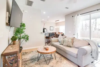 Image de Serene - Fully Furnished Immaculate Home