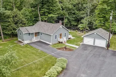 Image de Cabin by the Creek with private creek access -