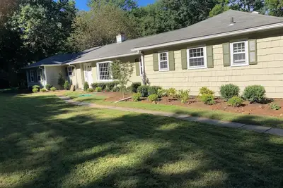 Image de Darien family home on a Cul de Sac with  pond.