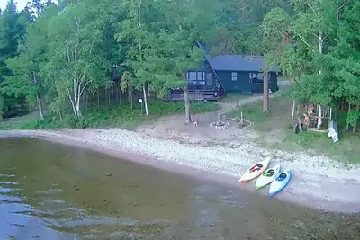 Image de A-Frame cabin located on the shores on lake Independence.