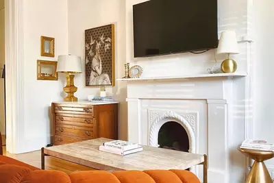 Image de Entire Designer Townhouse Available