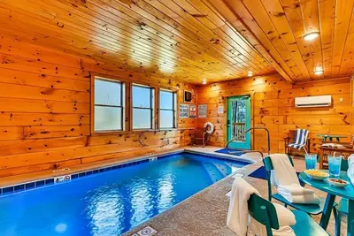 Image de 🎉 Private Indoor👙Pool w/ Fire Pit 🔥& Room for 18 Guests!
