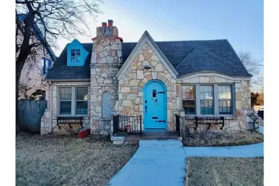 Image de 1 mile to Fort Sill! The CaroleBelle Cottage sleeps 8 with hottub/grills/firepit