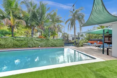Waterfront huge Villa w/ pool + tikibar + games