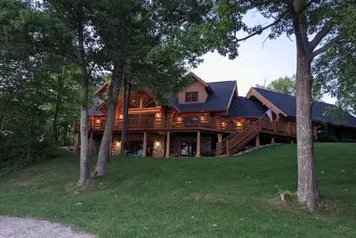 Image de Stunning Executive log cabin on beautiful lake