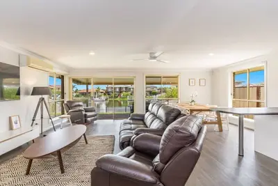 Image de Nabilla Court | Canal Front Duplex