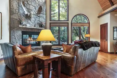 Image de Luxurious & Large with Private Hot Tub - 3 Living Rooms - Convenient to Free Bus