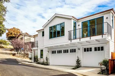 Image de Brand New Luxury Home - Steps from Capitola Beach!