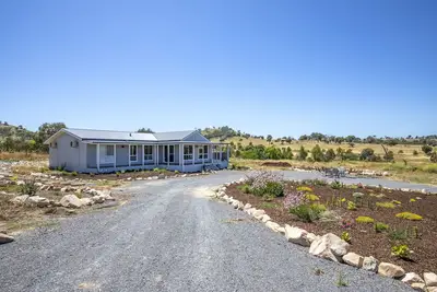 Image de Modern home in a tranquil country setting