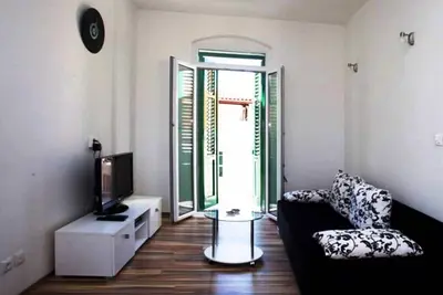 Image de Two bedroom apartment in heart of the old town with parking space.