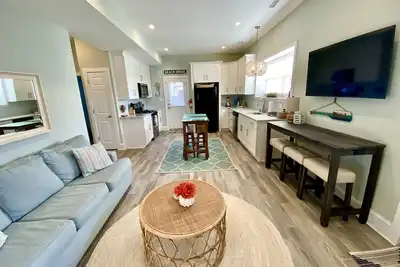 Image de Location, location, location! - Beach Chic Condo