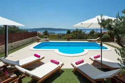 Image de The house is located in a quiet mountain environment with panoramic sea views.